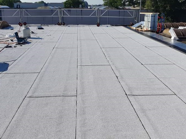 Bitumen dakbedekking is erg sterk en eenvoudig aan te brengen.