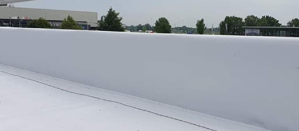 Bij goed onderhoud blijft PVC dakbedekking op een plat dak lang mooi.