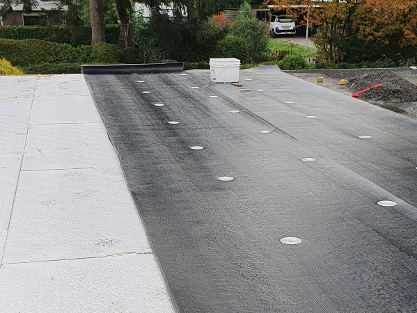 Ook voor het isoleren van je plat dak, staat de dakdekker in Emmen voor je klaar Ook voor het isoleren van je plat dak, staat de dakdekker in Emmen voor je klaar