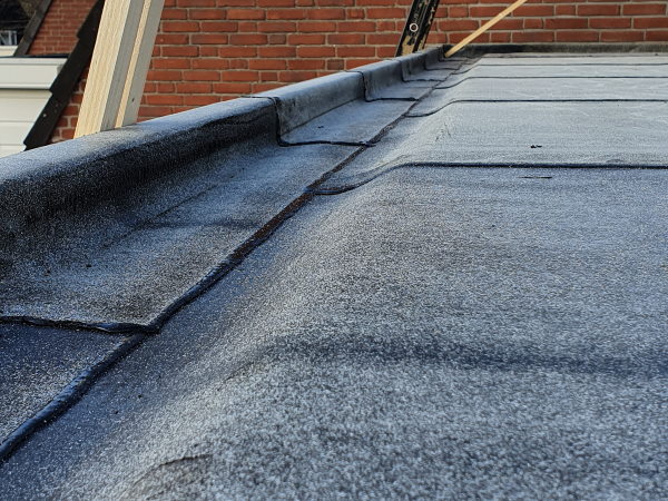 Door je dak jaarlijks goed schoon te maken tijdens het dakonderhoud, wordt de levensduur van het dak verlengd