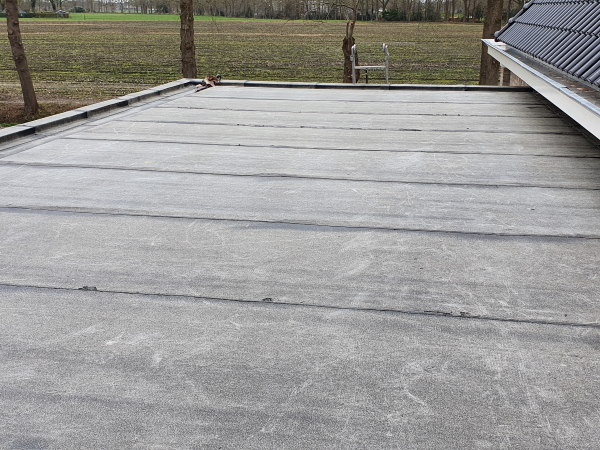 Bij een dakrenovatie van het plat dak, kan de oude laag dakbedekking vaak overlaagd worden door een nieuwe laag