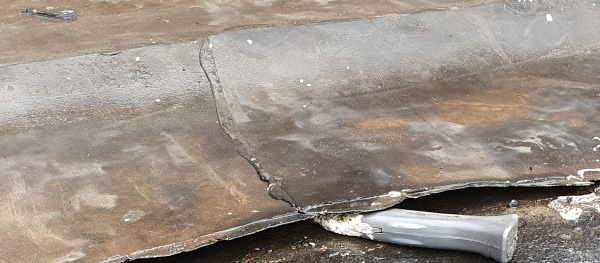 Een lekkage aan een plat dak kan zorgen voor grote schade. Laat je daklekkage daarom snel repareren.