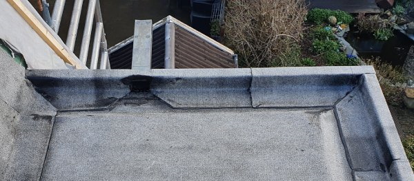 Een dakdekker in Kampen zorgt ervoor dat je platte dak er altijd strak uit ziet.